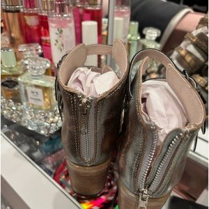 Free bird adorable Sandels. Can be used for summer and winter. Dress up or down